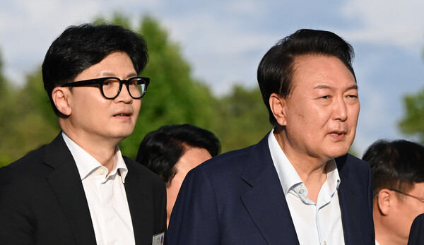 윤석열 대통령이 지난 7월 24일 서울 용산 대통령실 청사에서 국민의힘 신임 당 지도부 만찬에 앞서 한동훈 신임 당대표와 이동하고 있다. photo 뉴시스