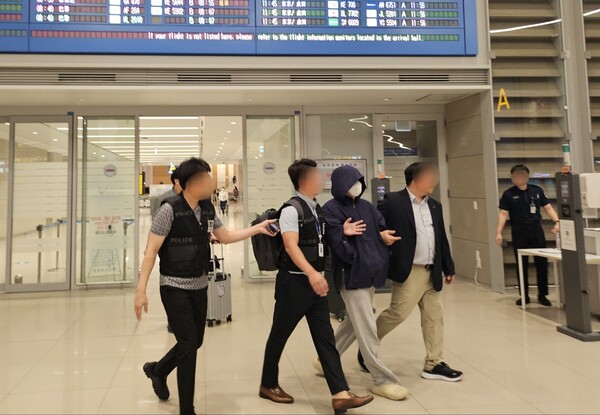 지난 12일 베트남에서 검거된 태국 파타야 한국인 살인사건 미검 피의자 김모(39)씨가 24일 오전 인천국제공항을 통해 강제송환되고 있다. photo 뉴시스