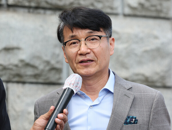 김건희 여사에게 명품 가방을 건넨 최재영 목사가 10일 오전 서울 서초구 대검찰청 앞에서 김건희 여사 명품 가방 수수 사건에 대한 검찰 수사심의위원회 관련 기자회견을 열고 발언하고 있다. photo 뉴시스