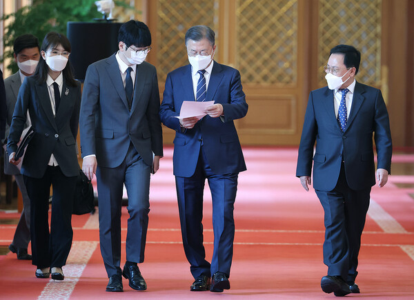 문재인 전 대통령(가운데서 오른쪽)과 탁현민 전 의전비서관(가운데서 왼쪽). photo 뉴시스