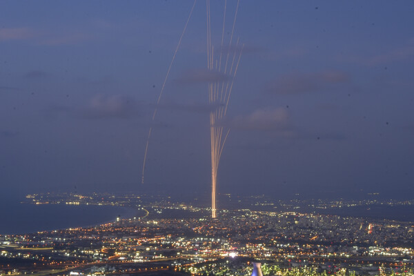 23일(현지시각) 이스라엘 북부 하이파에서 바라본 이스라엘 아이언돔 방공 시스템이 레바논에서 발사된 로켓을 요격하기 위해 발사되고 있다. photo 뉴시스 / AP