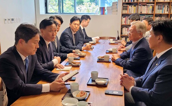 문재인 전 대통령이 23일 경남 평산 사저에서 김영진(왼쪽 두번째) 더불어민주당 前정권정치탄압대책위원회 위원장을 비롯한 의원들과 면담을 하고 있다. photo 뉴시스