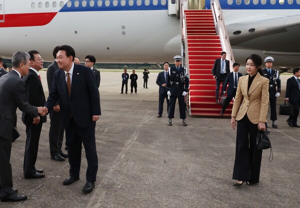 윤석열 대통령이 22일 체코 공식 방문 일정을 마치고 귀국, 공군 1호기에서 내려 환영 인사들과 악수하고 있다. 오른쪽은 김건희 여사. photo 뉴시스