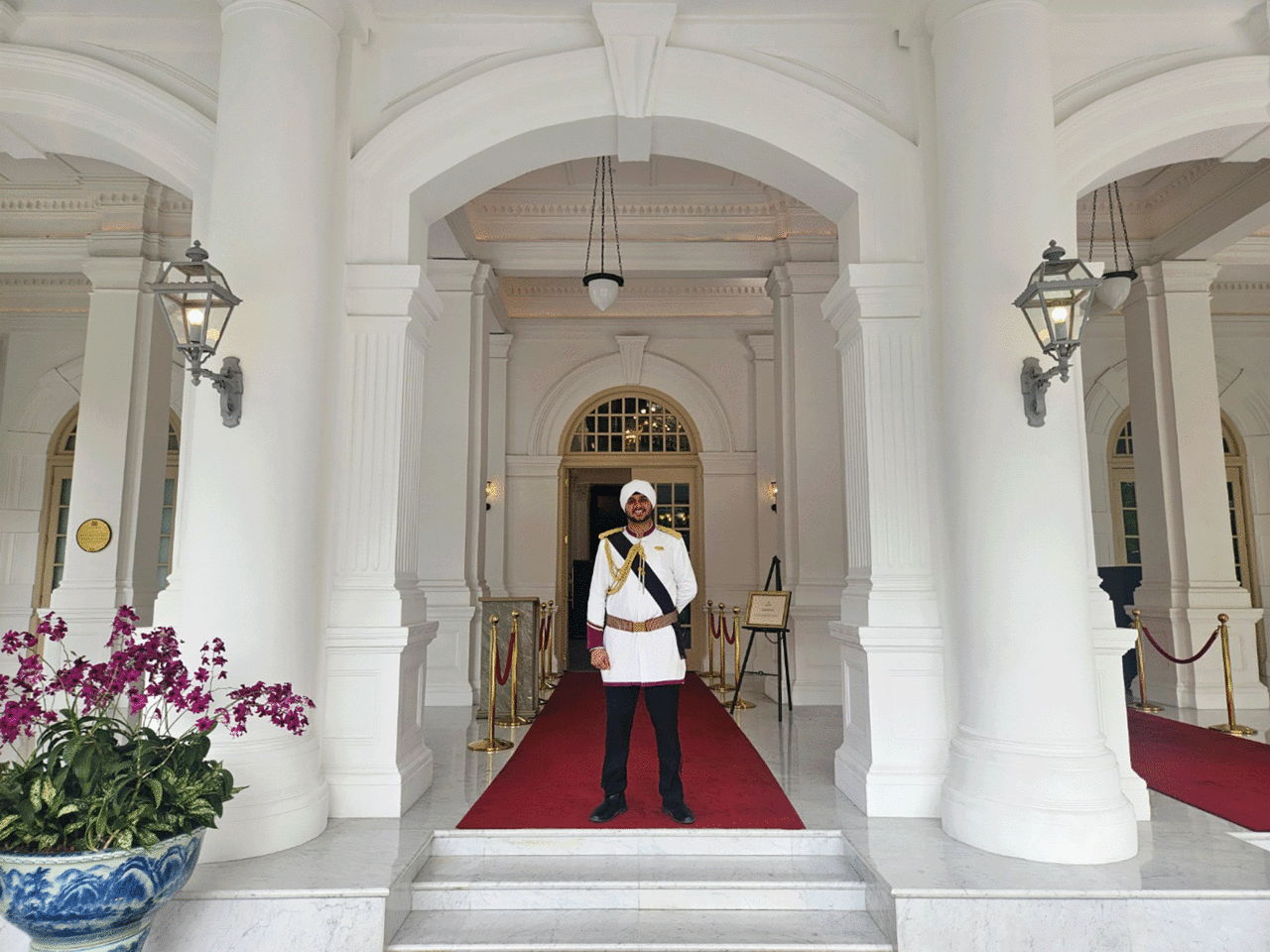 래플스 호텔 싱가포르 입구의 도어맨. 호텔이 생긴 이래 시크교도들만       이 도어맨을 할 수 있다. 시크교도들은 세계에서 가장 용맹한       용병 집단으로 알려져 있다. photo 박혁진