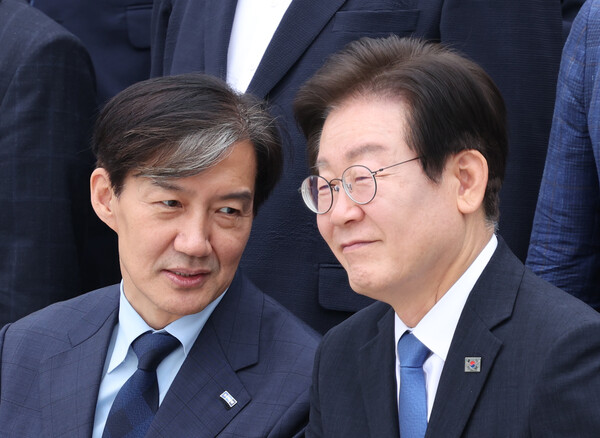 재명 더불어민주당 대표와 조국 조국혁신당 대표가 2일 서울 여의도 국회에서 제22대 국회 개원식 겸 제418회 국회(정기회) 개회식을 마친 뒤 가진 기념촬영 전 대화하고 있다. photo 뉴시스