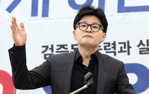 한동훈 국민의힘 대표가 28일 부산 금정구 윤일현 금정구청장 후보 선거사무실 개소식에 참석, 축사를 하며 윤 후보의 지지를 호소하고 있다. photo 뉴시스