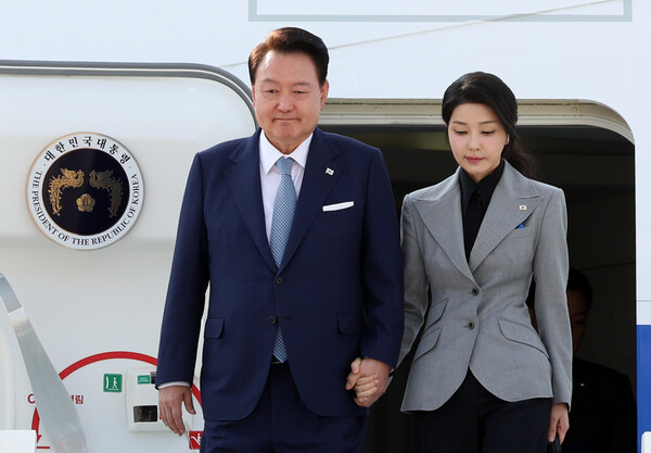 체코를 공식 방문한 윤석열 대통령과 부인 김건희 여사가 지난 19일 프라하 바츨라프 하벨 국제공항에 도착해 공군 1호기에서 내리고 있다. PHOTO 뉴시스