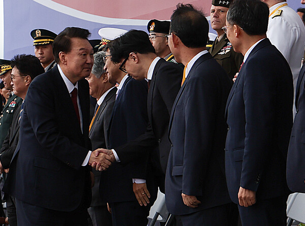 윤석열 대통령이 1일 성남 서울공항에서 열린 건군 제76주년 국군의날 기념식을 마친 뒤 한동훈 국민의힘 대표와 악수하고 있다.  photo 뉴시스