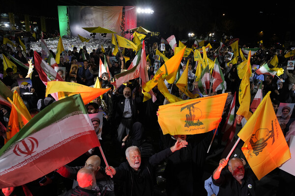 1일 이란 국민들이 이란 테헤란의 팔레스타인 광장에 모여 이스라엘에 반대하는 집회를 열면서 이란과 헤즈볼라의 깃발을 흔들고 있다. photo 뉴시스 / AP