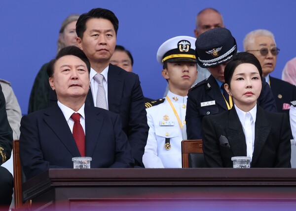 윤석열 대통령과 부인 김건희 여사가 1일 성남 서울공항에서 열린 건군 제76주년 국군의날 기념식에 참석하고 있다. photo 뉴시스