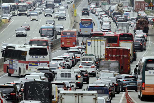 추석 연휴를 앞둔 9월 13일 서울 잠원IC 인근 경부고속도로 하행선이 정체를 빚고 있다. photo 뉴시스