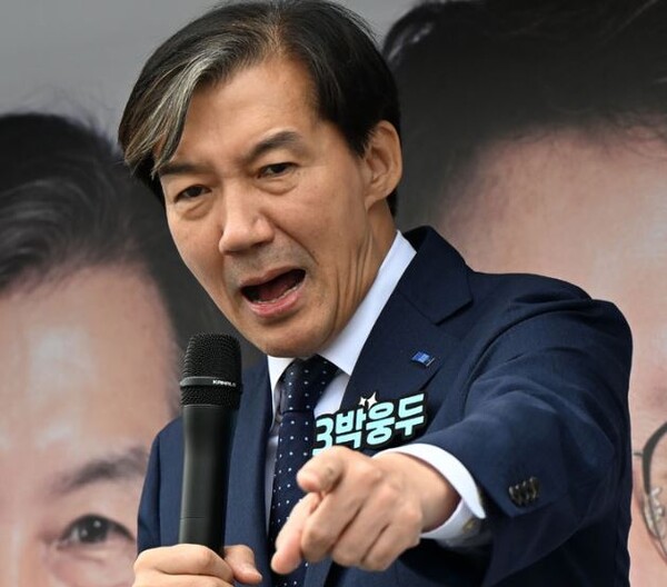 10·16 재보궐선거 공식 선거운동이 시작된 3일 오전 조국 조국혁신당 대표가 전남 곡성군 곡성기차마을전통시장을 찾아 박웅두 곡성군수 후보 지지 연설을 하고 있다. photo 뉴시스