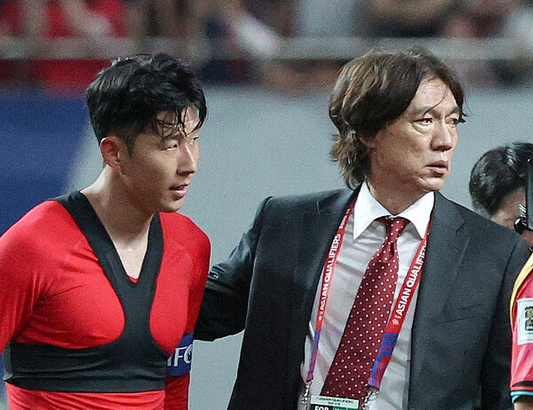 지난달 5일 서울 마포구 서울월드컵경기장에서 열린 2026 북중미 월드컵 아시아 지역 3차 예선 B조 1차전 대한민국과 팔레스타인의 경기가 0-0 무승부로 끝난 뒤 대표팀 홍명보 감독이 손흥민을 격려하고 있다. photo 뉴시스