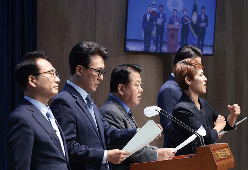 김민석 더불어민주당 의원(왼쪽에서 두 번째) 등 민주당 의원들이 지난 9월 20일 국회 소통관에서 열린 ‘서울의봄 4법 발의’ 기자회견에서 발언을 하고 있다. ‘서울의봄 4법’은 계엄선포 요건 강화, 계엄선포 시 72시간 내 국회 사후 동의 등을 주요 내용으로 하고 있다. photo 뉴시스