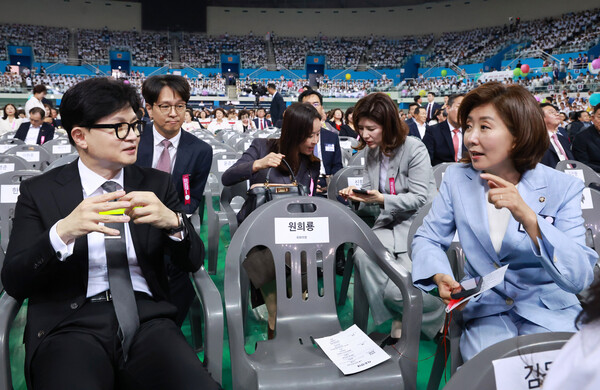 국민의힘 나경원, 한동훈 당대표 후보가 지난 7월 4일 인천 남동체육관에서 열린 한국자유총연맹 창립 제70주년 기념식에서 대화를 나누고 있다. photo 뉴시스