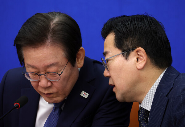 더불어민주당 이재명 대표와 박찬대 원내대표가 9월 27일 서울 여의도 국회에서 열린 당 최고위원회의에서 대화하고 있다. photo 뉴시스