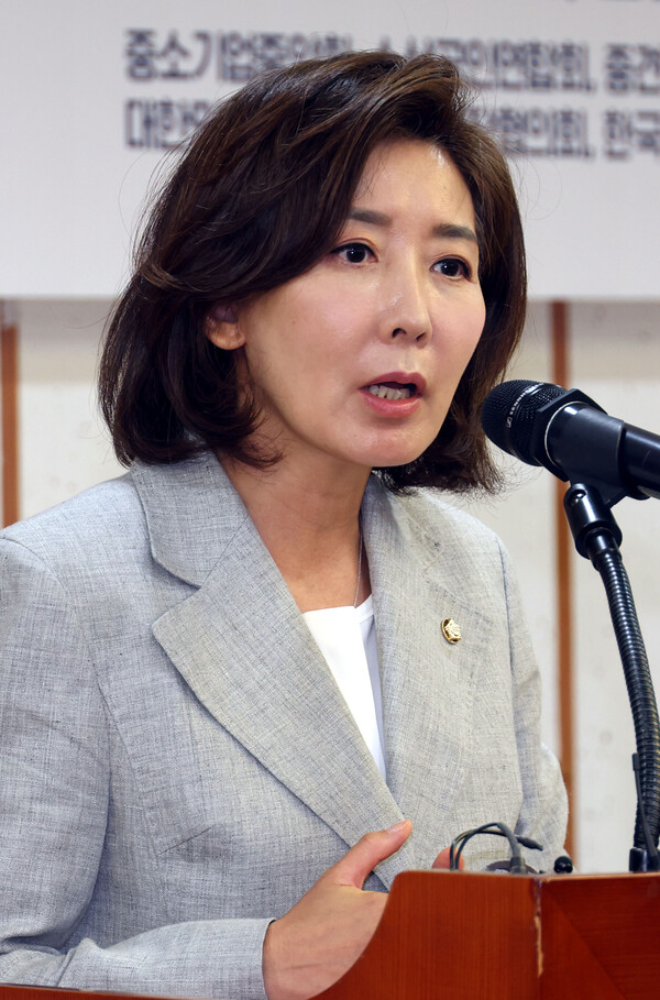 나경원 국민의힘 의원이 8월 21일 오전 서울 여의도 국회 의원회관 세미나실에서 열린 저출생 인구위기 시대에 외국인 근로자와 국민이 모두 WIN-WIN하는 외국인 근로자 최저임금 구분 적용 세미나에서 환영사를 하고 있다. photo 뉴시스