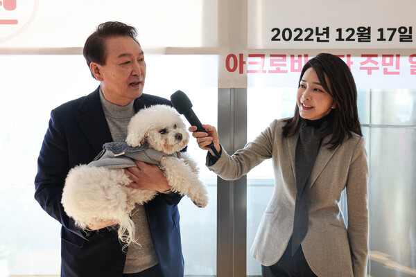 윤석열 대통령과 부인 김건희 여사가 12월 17일 서울 서초구 아크로비스타 사저를 찾아 주민들에게 감사 인사를 하고 있다. photo 뉴시스