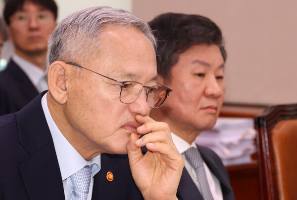 지난 9월 24일 국회 문화체육관광위 대정부질문에 나온 유인촌 문체부 장관과 정몽규 대한축구협회 회장 photo 뉴시스