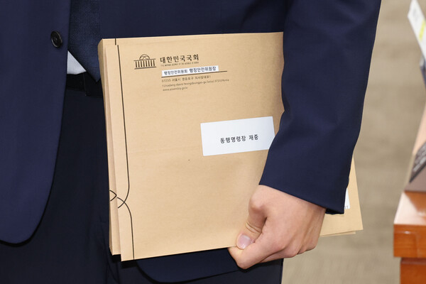 10일 오전 서울 여의도 국회에서 열린 행정안전위원회 국정감사에서 신정훈 행안위원장이 증인 불출석한 명태균씨와 김영선 전 국민의힘 의원에 동행명령장을 발부, 경위에게 전달하고 있다. photo 뉴시스