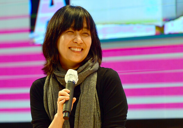 한강 작가가 2020년 12월 1일 오후 광주 동구 국립아시아문화전당 국제회의실에서 열린 제3회 아시아문학페스티벌 특별인터뷰를 하고 있다. photo 뉴시스