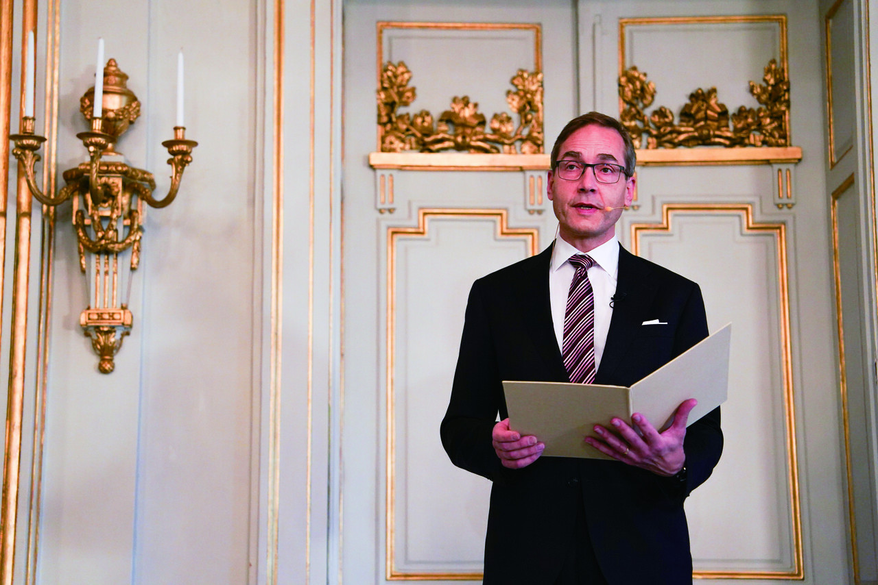 지난 10월 10일 마츠 말름 스웨덴 한림원 사무총장이 2024년 노벨 문학상이 한국 작가 한강에게 수여된다고 발표하고 있다. photo 뉴시스