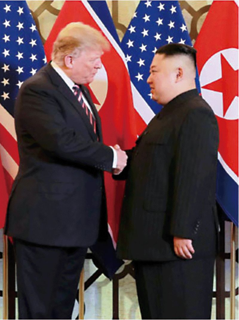 2019년 2월 베트남 하노이에서 열린 2차 미·북 회담에서 트럼프 당시 대통령과 김정은이 악수하고 있다. photo 뉴시스