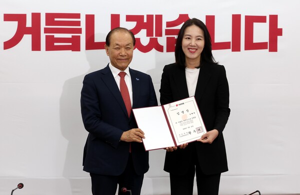 황우여 국민의힘 비상대책위원장과 김혜란 대변인이 5월16일 오전 서울 여의도 국회에서 열린 비상대책위원 및 주요당직자 임명장 수여식에서 기념촬영을 하고 있다. photo 뉴시스