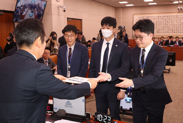 정청래 국회 법사위원장이 21일 서울 여의도 국회에서 열린 법제사법위원회의 대검찰청 국정감사에서 김건희 여사 및 최은순 씨에 대한 동행명령장을 발부하고 있다. photo 뉴시스