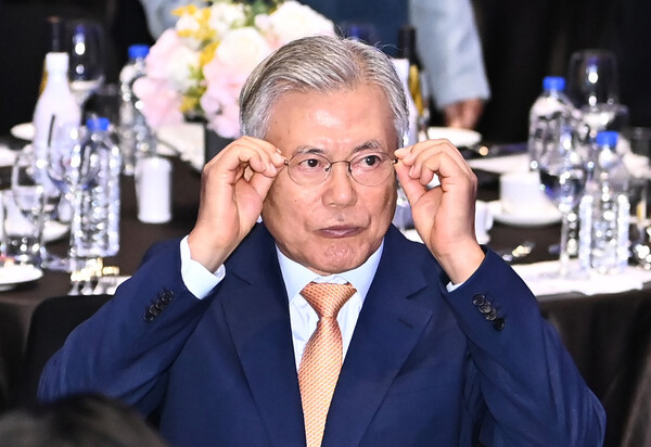 문재인 전 대통령 내외가 4일 경기도 수원시 영통구 수원컨벤션센터에서 열린 10.4 남북정상선언 17주년 기념식에 참석해 안경을 고쳐쓰고 있다. photo 뉴시스