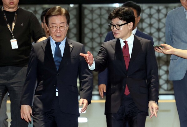 한동훈 국민의힘 대표와 이재명 더불어민주당 대표가 9월 1일 서울 여의도 국회에서 열린 국민의힘-더불어민주당 당 대표 회담을 마치고 이동하며 대화하고 있다. photo 뉴시스