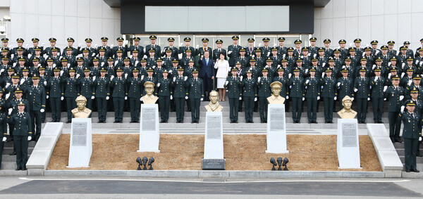 육군사관학교 충무관 계단 앞에 놓인 홍범도 장군을 비롯한 5개 흉상. photo 뉴시스