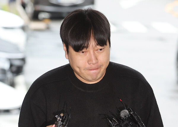 인터넷 불법 도박 사실을 고백한 코미디언 이진호가 22일 오후 관련 조사를 받기 위해 서울 강남경찰서로 출석하고 있다. photo 연합뉴스