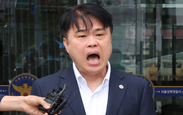 임현택 대한의사협회 회장이 지난 9월 서울 성북구 성북경찰서에서 '의료계 블랙리스트' 작성 혐의로 구속된 전공의 면회를 마친 후 입장을 밝히고 있다. photo 뉴시스