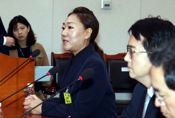 김영선 전 국민의힘 의원 회계책임자인 강혜경씨가 지난 21일 오후 서울 여의도 국회에서 열린 대검찰청 상대 국정감사에서 의원들의 질의에 답변하고 있다. photo 뉴시스