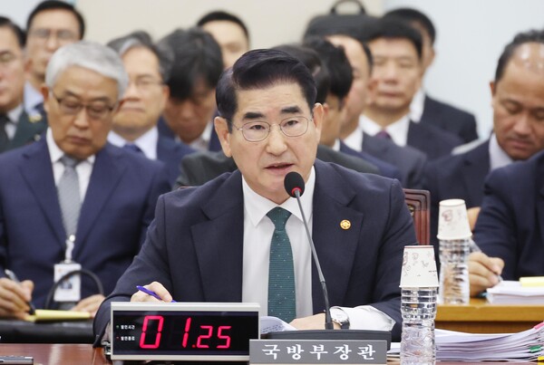 김용현 국방부 장관이 24일 오전 서울 여의도 국회 국방위원회에서 열린 국방부 등에 대한 종합 국정감사에서 의원들의 질의에 답변하고 있다. photo 뉴시스