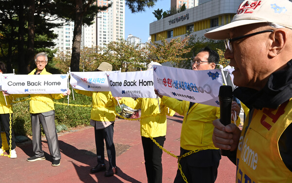 납북자피해가족연합회 회원들이 24일 경기도 수원시 영통구 경기도청 앞에서 대북전단 제작과 살포 취지 등을 설명하는 기자회견을 하고 있다. photo 뉴시스