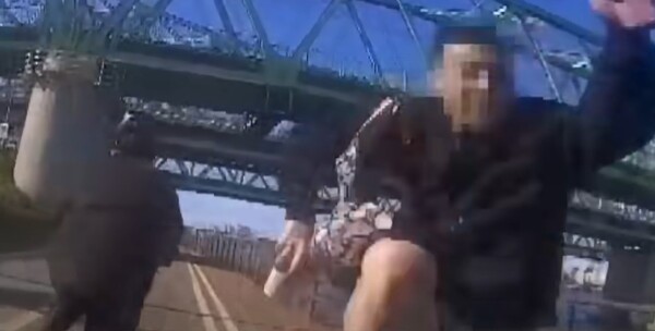 JTBC '사건반장'에 한 30대 남성이 한강변 자전거 도로에서 주행 중인 시민에게 다짜고짜 발길질을 했다는 제보가 올라왔다.. photo 유튜브 캡처