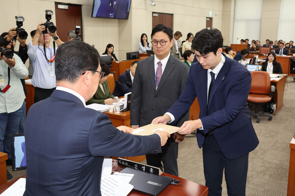 지난 10일 행정안전위원회 국정감사에서 신정훈 행안위원장이 증인 불출석한 명태균씨와 김영선 전 국민의힘 의원에 동행명령장을 발부, 경위에게 전달하고 있다. photo 뉴시스