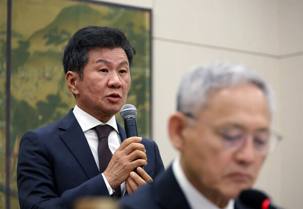 정몽규 대한축구협회장이 지난 24일 서울 여의도 국회에서 열린 문화체육관광위원회의 문화체육관광부 등 산하 공공기관 등 종합감사에서 의원 질의에 답하고 있다. photo 뉴시스