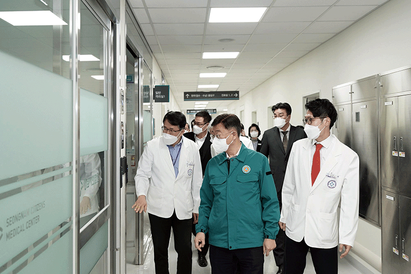 지난 2월 의료진과 함께 시립 성남시의료원을 점검하고 있는 신상진 성남시장(가운데). photo 성남시