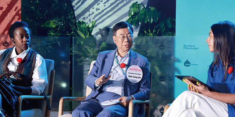 지난 10월 15일 멕시코시티에서 열린 ‘블룸버그 시티랩’에서 성남시 관내 결혼 장려 프로그램인 ‘솔로몬의 선택’을 소개하는 신상진 성남시장. photo 성남시