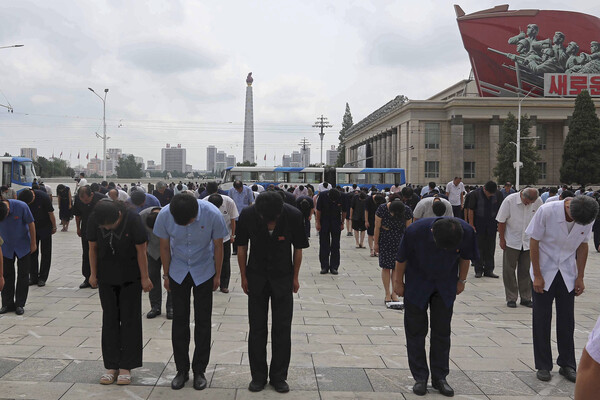 지난 7월 북한 평양의 김일성 광장에서 북한 주민들이 김일성 사망 30주기를 맞아 3분간 추모 묵념을 하고 있다. photo 뉴시스