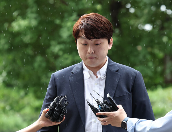 박단 대한전공의협의회 비상대책위원장이 8월 21일 오전 서울 마포구 서울경찰청 광역수사단 공공범죄수사대에 대한의사협회 전·현직 간부들의 전공의 집단 사직 공모 혐의 관련 참고인 조사를 받기 위해 출석하며 취재진에게 질문을 받고 있다. photo 뉴시스