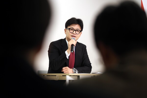 한동훈 국민의힘 대표가 27일 오후 서울 성동구 성수동의 한 공유사무실에서 열린 '역면접x국민의힘, 2030이 묻고 정당이 답하다' 행사에서 참석자들의 질문에 답변하고 있다. photo 뉴시스