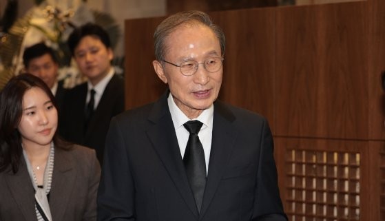 이명박 전 대통령이 23일 오후 서울 송파구 서울아산병원에 마련된 친형 이상득 전 국회부의장의 빈소에 방문했다. photo 연합