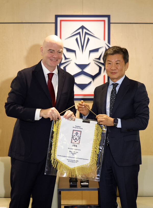 잔니 인판티노 국제축구연맹(FIFA) 회장이 28일 서울 종로구 축구회관을 방문해 정몽규 대한축구협회 회장과 접견하며 페넌트를 전달하고 있다. photo 뉴시스