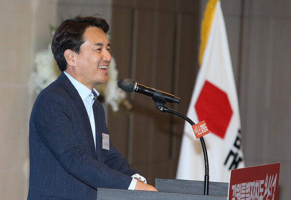 김진태(국민의힘) 강원도지사가 지난 2022년 6월 오후 강원 춘천시 스카이컨벤션웨딩 2층 연회장에서 열린 국민의힘 제8회 지방선거 당선자 대회 및 워크숍에서 활짝 웃고 있다. photo 뉴시스