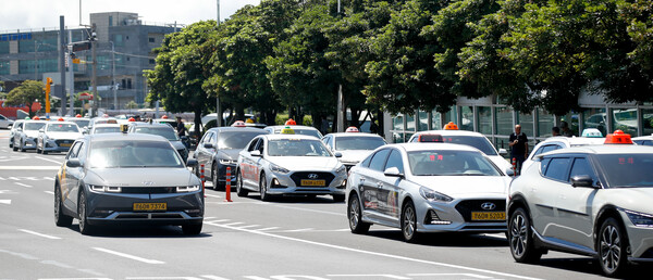 제주국제공항 인근 도로에 손님을 태우기 위해 공항으로 향하는 택시들이 줄지어 서 있다. photo 뉴시스