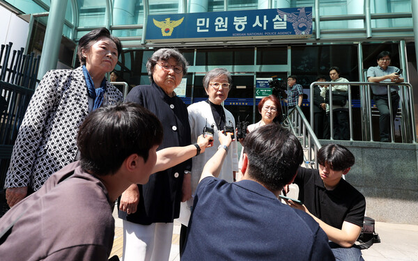 김혜숙(왼쪽 세번째) 전 이화여대 총장이 지난 6월 오전 서울 서대문구 경찰청 민원실에서 김준혁 더불어민주당 의원을 '김활란 총장 이대생 미군 성상납 허위사실 적시 명예훼손 혐의'로 고발한 후 입장을 밝히고 있다. photo 뉴시스